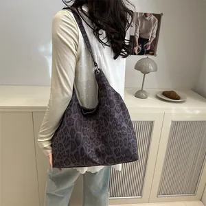 Grand sac hobo rétro à imprimé léopard avec large bandoulière et finition velours chic