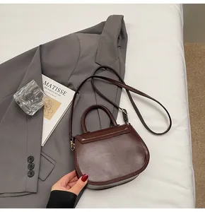 Détails du sac selle marron foncé en cuir PU avec bandoulière réglable et texture lisse