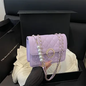 Sac bandoulière lilas matelassé avec bandoulière perles dans son coffret cadeau chic