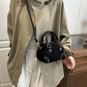 Borsa bowling retrò nera opaca con borchie argentate e tracolla regolabile