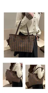 Détail du sac cabas vintage à carreaux avec texture tissée et bandoulière en cuir
