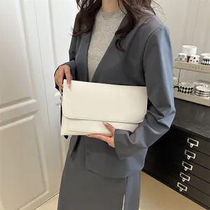 Pochette a busta minimalista da donna in pelle bianca con patta e finitura opaca