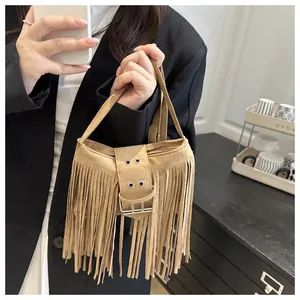 Détail d'un sac seau en daim marron avec franges et boucle métallique vintage