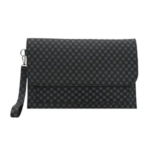 Elegante borsa a bustina nera con stampa geometrica vintage e cinturino da polso