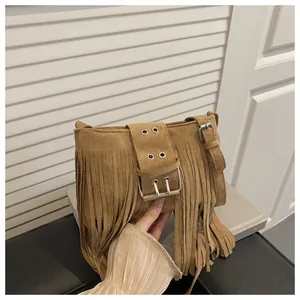 Vue détaillée du sac seau en daim marron avec franges et boucle décorative
