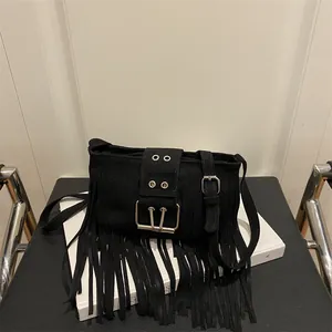 Sac seau rétro en daim noir avec de longues franges bohèmes et boucles argentées