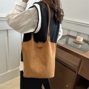 Bolso tote grande de ante marrón para mujer con un diseño minimalista de bandolera