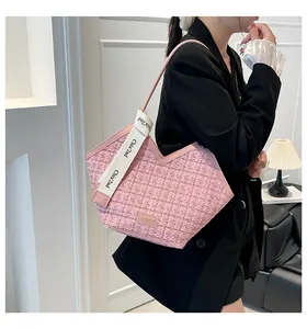 Detail der rosa Tweed-Tasche mit M-förmiger Kante und Marken-Leinenriemen