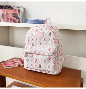 Gros plan du sac à dos blanc à motifs d'ours avec bordure rose et cuir synthétique