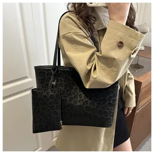 Vista dettagliata del set borsa tote leopardata con una piccola pochette