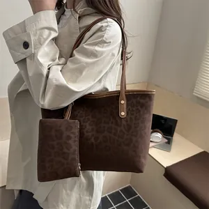 Borsa tote con stampa leopardata alla moda con pochette abbinata e borchie