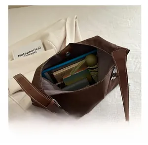 Vue de dessus d'un grand sac fourre-tout marron montrant l'intérieur spacieux et pratique