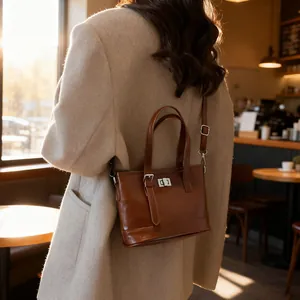 Sac seau élégant en cuir marron avec poignée et bandoulière réglable pour femme