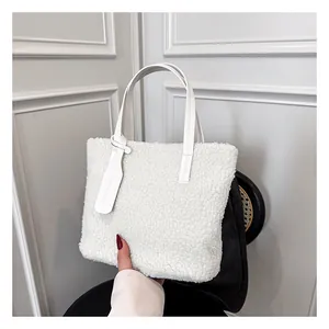 Dettaglio borsa a secchiello in peluche bianco con ecopelliccia e manici in pelle