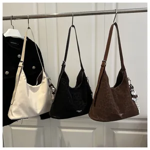 Vue détaillée de grands sacs cabas léopard au fini mat avec breloques mignonnes