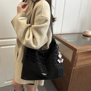 Sac Fourre-Tout Rétro Imprimé Léopard Grande Capacité Pour Femmes Sac à Bandoulière Hobo Décontracté Sac à Main Mode Streetwear Avec Charme De Chien