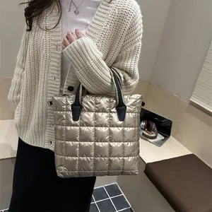 Sac fourre-tout matelassé or champagne avec poignées noires dans un style urbain chic