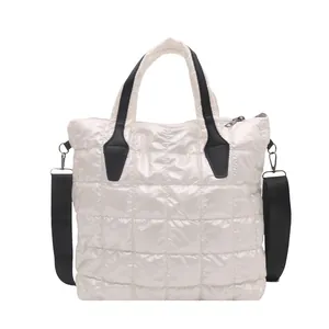 Sac fourre-tout matelassé blanc minimaliste avec sangles noires et grande capacité