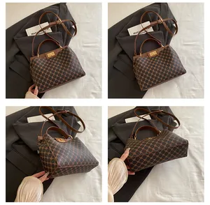 Vue détaillée du sac bandoulière à carreaux montrant l'avant, le côté et le bas du sac
