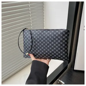 Dettaglio del portafoglio lungo con zip, motivo geometrico grigio e cinturino da polso