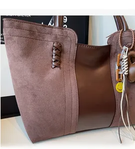 Dettaglio della borsa tote vintage con patchwork in camoscio e cuciture intrecciate