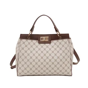 Sac bandoulière femme patchwork à carreaux avec motif chaîne marron et fermoir doré