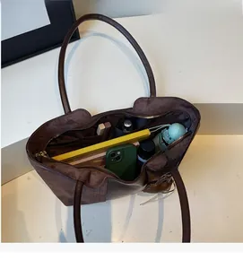 Vista interna della borsa tote in pelle scamosciata marrone con grande capacità interna