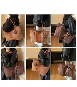 Dettaglio borsa tote da donna in pelle scamosciata con nappine e ciondolo a cuore