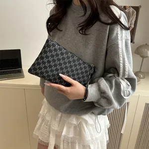 Elegante portafoglio lungo da donna grigio scuro con stampa monogramma M e zip oro