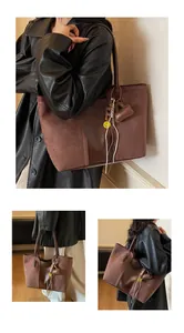 Dettaglio borsa tote marrone caffè con patchwork in pelle e ciondolo carino