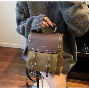 Details des Vintage-Rucksacks im Color-Block-Design mit Kontrastnähten und Metallschnallen