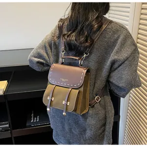 Detail des Vintage-Rucksacks mit Kontrastnähten und goldfarbenen Schnallenbeschlägen