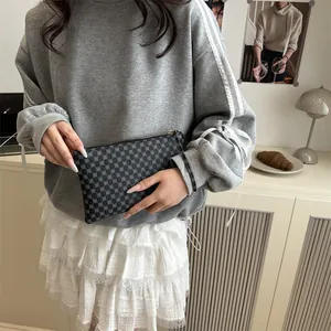 Elegante portafoglio lungo con monogramma da donna con zip dorata e cinturino da polso