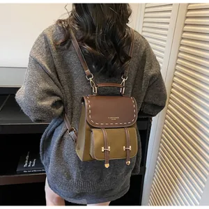 Detailansicht des Lederrucksacks mit Kontrastnaht, Goldlogo und Metallgriff