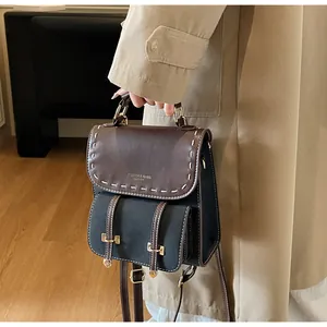 Nahaufnahme des Vintage-Rucksacks mit Lederklappe und kontrastierenden Details