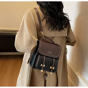 Detailansicht eines Vintage-Lederrucksacks mit Kontrastnähten und Metallschnallen am Modell