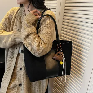 Borsa tote nera minimalista in pelle e pelle scamosciata con ciondoli graziosi