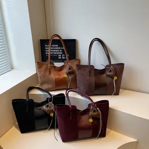 Borse tote minimaliste in camoscio nei colori caramello, nero e bordeaux