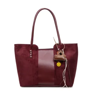 Borsa tote bordeaux minimalista in pelle scamosciata con dettagli intrecciati e ciondolo