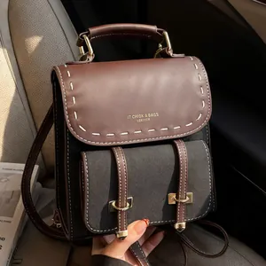 Vintage-Rucksack aus Leder im Colorblock-Design mit Ziernähten im Autoinnenraum