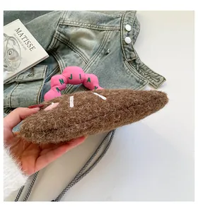 Dettaglio borsa peluche marrone con manico rosa ricamato e tracolla a quadri