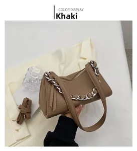 Detail der khakifarbenen Ledertasche mit Litschi-Struktur und Metallkettengurt