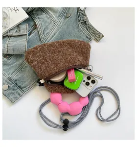 Borsa a mano in peluche marrone con spazio interno per cellulare e cosmetici vari