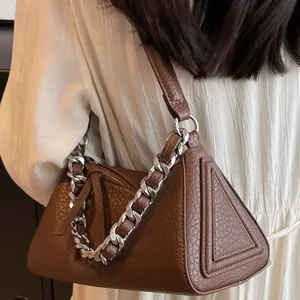 Braune dreieckige Kissentasche aus Leder mit Lychee-Struktur und silberner Kette