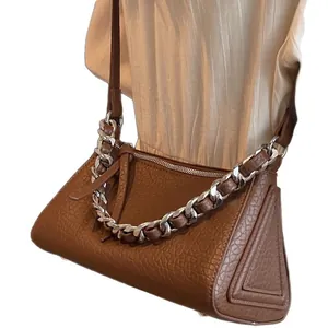 Braune Dreieck-Tasche aus Kieselleder mit Silberkette und schlichtem Schulterriemen
