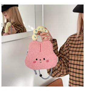 Dettaglio della borsa di peluche rosa con manico ondulato giallo e viso a cartone animato
