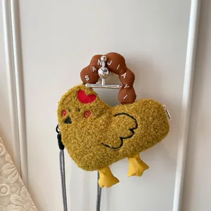 Borsa a tracolla in peluche giallo a forma di cuore con design a papera e manico superiore