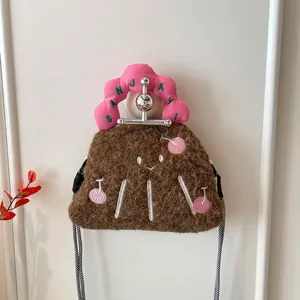 Borsa a tracolla in peluche marrone con ricamo a ciliegia e manico trapuntato rosa