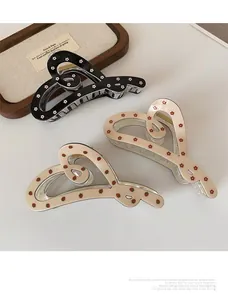 Détails de pinces à cheveux en forme de cœur à motifs floraux sur plateau bois