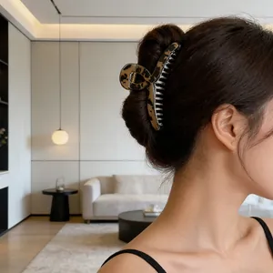 Grande pince à cheveux léopard marbré portée pour une coiffure élégante et chic